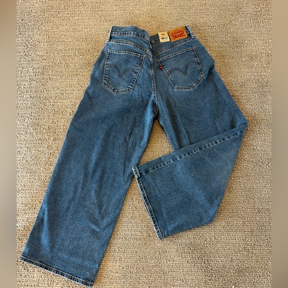 NWT LEVIS HIGH RISE WIDE LEG. Cute trendy jeans. 31”x27”. Has some stretch too. - Picture 4 of 10
